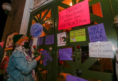 Alumnos de la preparatoria Ángel María Garibay Kintana protestan a las puertas del centro por la agresión a la profesora