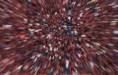 Aficionados del Independiente Medellín aplauden antes del partido de la final de la Liga colombiana contra el Atlético Junior, en el estadio Atanasio Girardot de Medellín (Colombia), el 16 de diciembre de 2018.