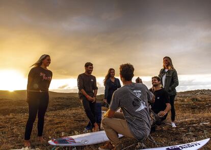 La selección nacional de surf comparte momentos de risas junto a la playa de Pantín, en Valdoviño (A Coruña). De izquierda a derecha, Nadia Erostarbe (19 años), Aritz Aranburu (35), Ariane Ochoa (22), Vicente Romero (28; de espaldas), Gony Zubizarreta (35) y Leticia Canales (26).