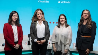 En la imagen, Esther Moya, directora de Asuntos Públicos España y Coordinación Regulatoria de España en Repsol; Lara de Mesa, directora global de Banca Responsable de Banco Santander; Andrea González, directora General de Spainsif; y Laura Fernández, gerente de Finanzas Sostenibles en Telefónica.