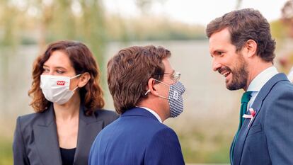 Isabel Díaz Ayuso, José Luis Martínez-Almeida y Pablo Casado durante una inauguración.