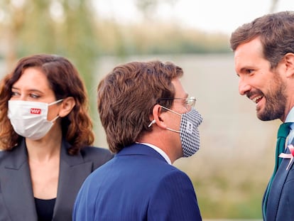 La presidenta autonómica, Isabel Díaz Ayuso, junto al alcalde madrileño, José Luis Martínez-Almeida, y el líder popular, Pablo Casado, el pasado octubre.