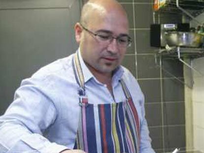 Distendida imagen de Alfredo De Miguel, en una sociedad gastronómica.