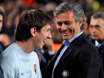 Mourinho fa broma amb Messi a un partit entre el Barça i l'Inter el 2009.