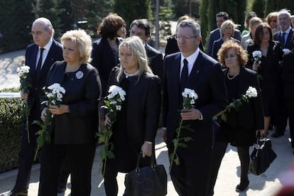 El ministro del Interior, Jorge Fern&aacute;ndez D&iacute;az, la presidenta de la AVT, &Aacute;ngeles Pedraza, la presidenta de la Fundaci&oacute;n de V&iacute;ctimas del Terrorismo, Mar&iacute;a del Mar Blanco, y el ministro de Justicia, Alberto Ruiz Gallard&oacute;n, asisten al homenaje a las v&iacute;ctimas del 11-M en el Bosque de los Ausentes en el parque del Retiro en Madrid. 