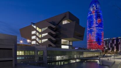 El Museo del Dise&ntilde;o de Barcelona con la Torre Agbar al fondo. 