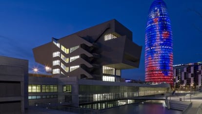 El Museo del Diseño de Barcelona con la Torre Agbar al fondo.