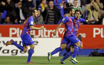 Michel, Rubén y Pedro Ríos celebran el gol de este último.