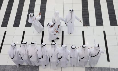 Bailarines realizan un baile tradicional durante la Conferencia y Exposición Internacional de Petróleo de Abu Dabi (Adipec),en Emiratos Árabes Unidos.