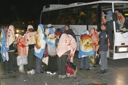 Un grupo de inmigrantes llega a Lampedusa el sábado 30 de abril.