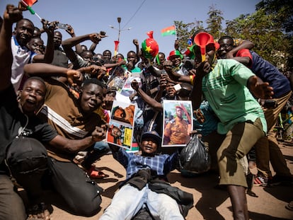 Ciudadanos burkineses con fotos de los golpistas Assimi Goïta y Paul-Henri Damiba celebran el golpe de Estado en Burkina Faso en las calles de Uagadugú este martes 25 de enero.