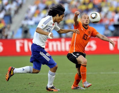 Nakazawa y Sneijder disputan el balón.