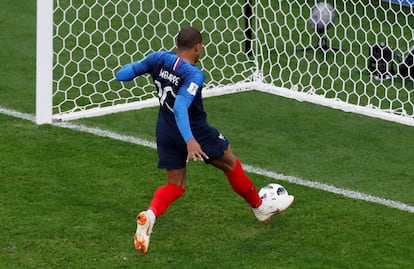 Kylian Mbappe anota el primer gol del partido para Francia.