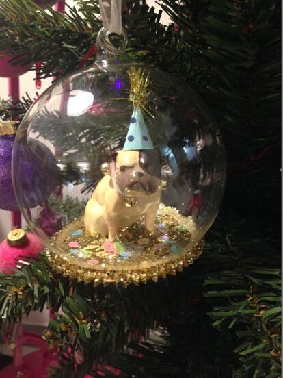 La ex Spice Girl Mel B ha compartido con sus seguidores de Twitter esta borla tan original que adorna su árbol de Navidad.