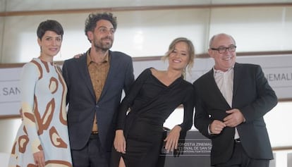 De izquierda de derecha, los actores Barbara Lennie, Alvaro Ogalla, Marta Larralde y Juan Calot quienes participan en 'El apóstata' de Federico Veiroj .