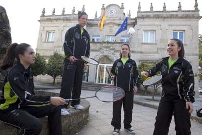 Integrantes del equipo de bádminton de As Neves ante el ayuntamiento de la localidad pontevedresa.