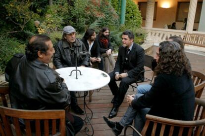 El guitarrista Tomatito, el cantante Alejandro Sanz, el productor musical Javier Limón (3d), el cantante Antonio Carmona (detrás) y el guitarrista Paco de Lucía, durante su asistencia a la capilla ardiente del cantaor Enrique Morente, ubicada en la sede de la SGAE.