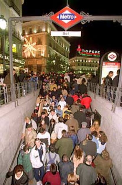 Las fiestas navideñas siguen llenando el centro de Madrid de curiosos, compradores y paseantes.