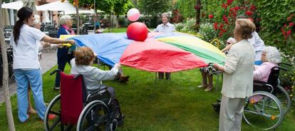 Un grupo de personas mayores realiza actividades en el patio de la residencia Sanyres Córdoba Centro.