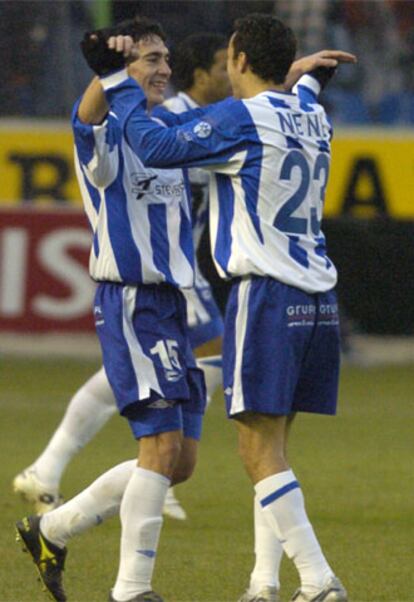 Carpintero y Nené celebran el primero gol de su equipo.
