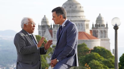 António Costa y Pedro Sánchez, conversan tras la cumbre entre Portugal y España en Viana do Castelo.
