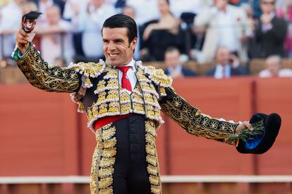 Emilio de Justo, con la oreja que cortó al primero de su lote.