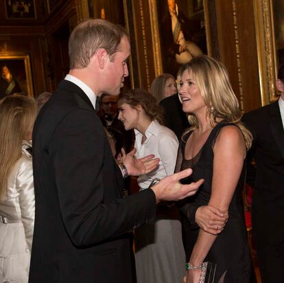 El príncipe Guillermo charlando con Kate Moss durante la gala.