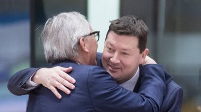 Martin Selmayr (derecha) saluda a Jean-Claude Juncker, presidente de la Comisión Europea, durante una cumbre el pasado mes de marzo en Bruselas.