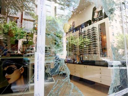 Escaparate de una óptica del distrito de Arganzuela asaltada por los <i>aluniceros</i> en abril.