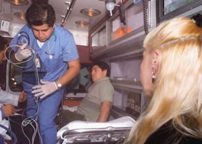 Maradona (en un segundo plano), en la ambulancia que le trasladó a la Clínica Fleni de Buenos Aires, tras regresar a Uruguay, donde fue ingresado por un consumo excesivo de cocaína en 2000