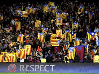 Les estelades en defensa de Forcadell al Camp Nou.