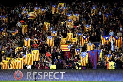 Les estelades en defensa de Forcadell al Camp Nou.