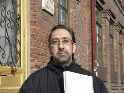 Fernando Pastor,  frente al colegio público de Valladolid Macías Picavea.