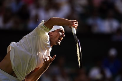 Zverev sirve durante el partido contra Rinderknech.