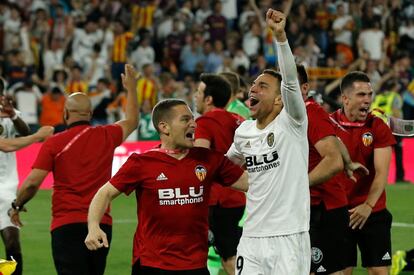 Jugadores del equipo valenciano festejan la victoria frente al Barça.