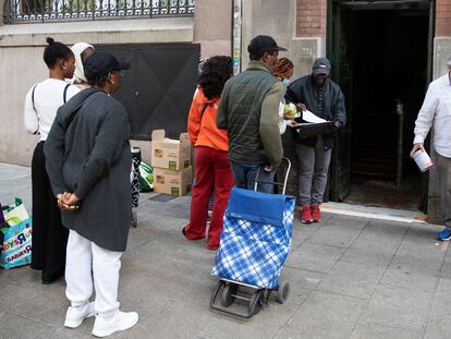 Personas en situación de pobreza acuden por comida o ropa, en las denominadas colas del hambre. 23 de mayo de 2023.