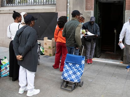 Personas en situación de pobreza acuden por comida o ropa, en las denominadas colas del hambre. 23 de mayo de 2023.