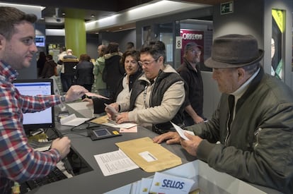 El 18 de abril, cuando ya había finalizado el plazo para solicitar el voto por correo, la oficina del Censo Electoral tenía registradas 1.342.725 de peticiones. De todas ellas, Correos había entregado el 17 de abril un total de 1.230.016 peticiones a las delegaciones provinciales de la Oficina del Censo Electoral. Varias personas votan en la oficina de correos de la Avenida del Cid de Valencia.