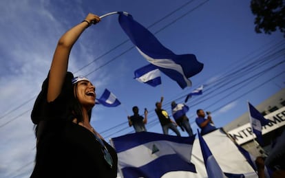 Una joven ondea una bandera en una protesta este viernes