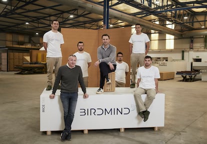 Julio Camba (centro) con miembros de su equipo, en la fábrica de BirdMInd en Marcón (Pontevedra).