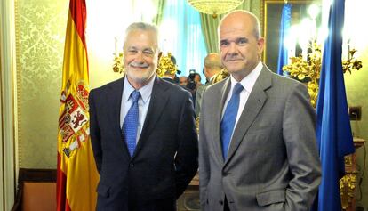 Jos&eacute; Antonio Gri&ntilde;&aacute;n (izquierda) y Manuel Chaves, en una imagen de 2011.