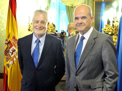 Jos&eacute; Antonio Gri&ntilde;&aacute;n (izquierda) y Manuel Chaves, en una imagen de 2011.
