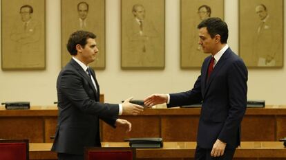 Albert Rivera y Pedro Sánchez, en febrero, cuando firmaron su pacto.