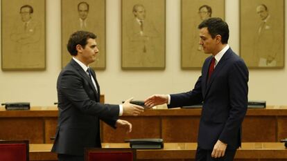 Albert Rivera y Pedro S&aacute;nchez, en febrero, cuando firmaron su pacto. 