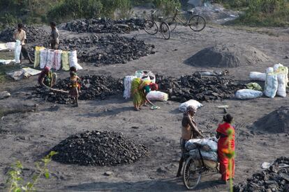 Así como familias de Jharkhand viven del negocio ilegal del carbón, alrededor del 70% de la energía en India depende de este combustible. El mayor productor mundial de carbón aun tiene el reto de abastecer de electricidad a toda la población.