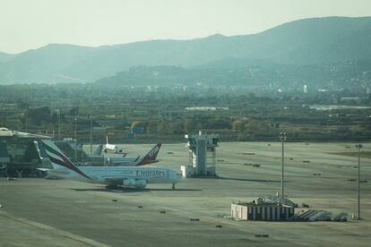 Un avió d'Emirates a l'aeroport del Prat.