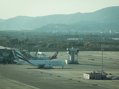 Un avi&oacute;n de Emirates en el Aeropuerto del Prat.