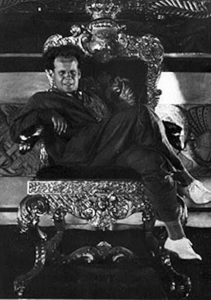 Serguéi Eisenstein (1898-1948), recostado en el auténtico trono de los zares durante el rodaje de <i>Octubre</i>, en 1927.