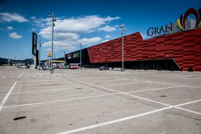 El aparcamiento del centro comercial Gran Jonquera, uno de los comercios afectados por la caída en el tráfico fronterizo.