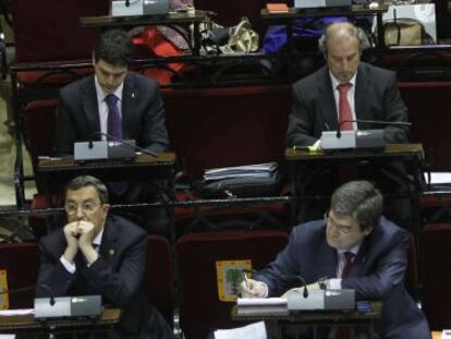 Bilbao (primero por la izquierda), con parte del grupo peneuvista, durante el pleno.
